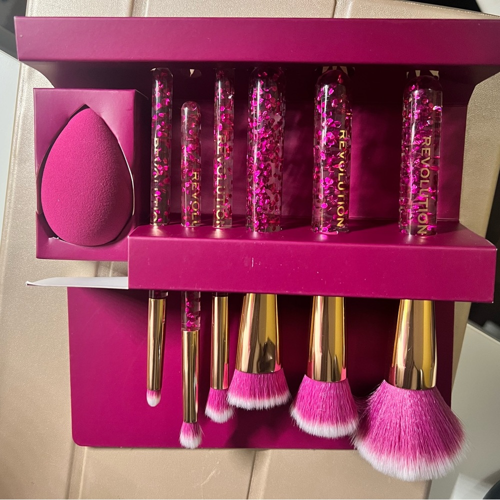 Revolution Sparkle Pink Makeup Brush Set - Picture 3 of 6